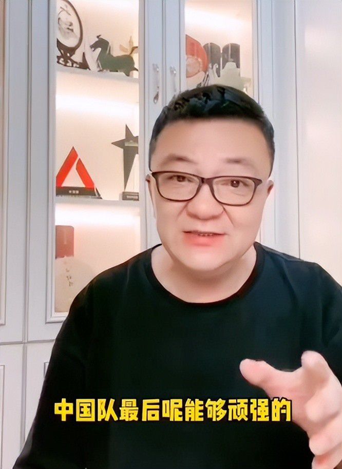 机缘巧合之下，卡罗尔认识了第一代惊奇队长威尔，这位惊奇队长的故乡是外星球克里帝国，卡罗尔在克里帝国被宇宙能量束击中，从而获得了光速飞行、能量爆炸、超人类强健等超能力